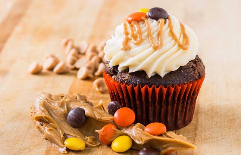 THE HEALTHIEST CHOCOLATE CUPCAKES WITH PEANUT BUTTER FROSTING